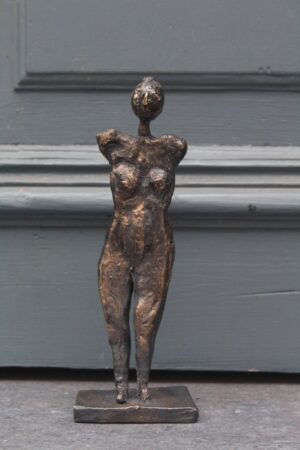 Bronze skulptur - en kvinde af Charlotte Toender