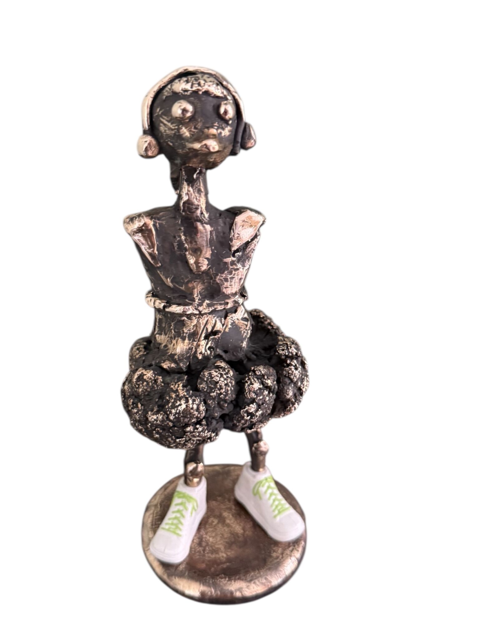 Bronzeskulptur af Charlotte Tønder - en bronzeskulptur - titel sneakergirl med hvide gummisko