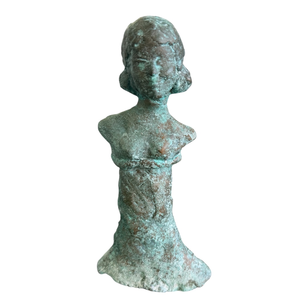 Bronzeskulptur Femme Verte med naturlig grøn patina – unik håndstøbt bronzekvinde